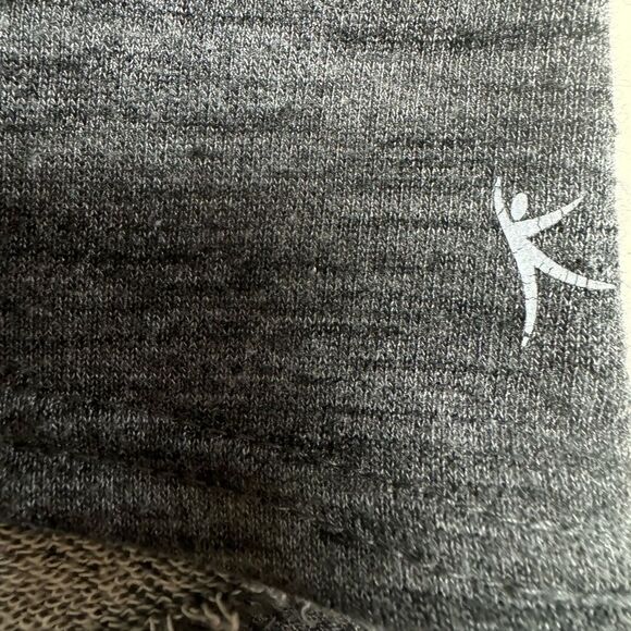 Danskin Now Women’s Heather Gray Long Sleeve Scoop Neck Shirt Sz S (4-6) - Picture 6 of 11